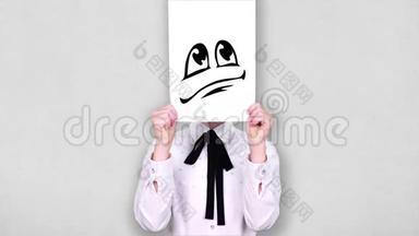肖像，少年手持白纸单用失望的笑脸画，动画，遮脸.. 情绪情绪
