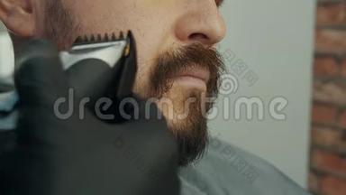 在理发店用电动剃须刀刮胡子的时候，把脸上的帅哥闭上。 蓄胡子的人修胡子