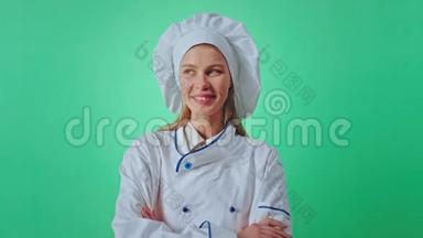 漂亮的年轻女士面包师在镜头前摆姿势，里面有一把绿色的彩色钥匙，她笑得很漂亮，而且很漂亮。