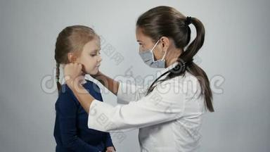 医生正在触诊小女孩颈部的淋巴结