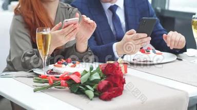在餐馆里，情侣们使用智能<strong>手机</strong>进行浪漫<strong>约会</strong>