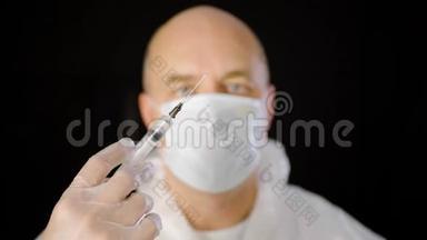 关闭医生手在保护手套持有注射器与注射隔离在黑色背景。 医务工作者