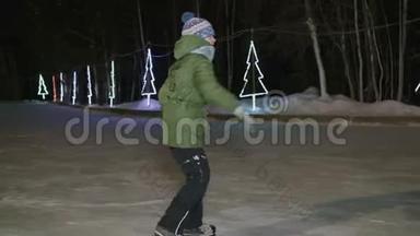 在<strong>冬</strong>季公园的夜间冰场上，少年男孩在溜冰<strong>鞋</strong>上滑冰。 快乐的男孩骑着冰<strong>鞋</strong>在<strong>冬</strong>天的溜冰场