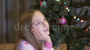 浪漫少女在圣诞树背景上做梦。梦幻少年等待节日礼物