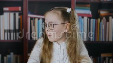 肖像女学生戴着圆形眼镜，两条发尾在<strong>书架</strong>背景上。 <strong>书架</strong>上戴眼镜的女学生