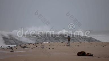 在西班牙的科斯塔布拉瓦，圣安东尼·德卡隆格，巨浪<strong>冲破</strong>了防波堤