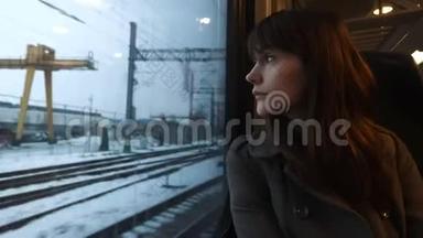 年轻、冷静、体贴、美丽的白种人女人从火车车窗外望向乘客座位慢动作的肖像。