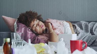 生病的非洲裔美国流感女孩躺在家里的沙发上。病了的年轻黑人妇女用感冒检查体温