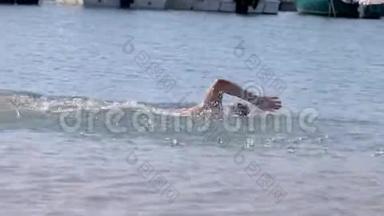 西班牙科斯塔布拉瓦海上<strong>自由泳</strong>的年轻肌肉男