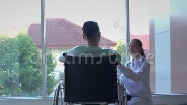 医生推了一个轮椅，病人<strong>来</strong>到玻璃房的边<strong>缘</strong>，安慰病人从悲伤中恢复过<strong>来</strong>