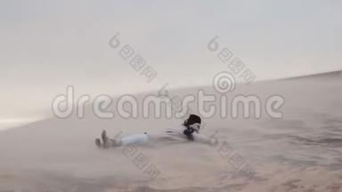 年轻的女游客带着相机落下带着极端的<strong>沙尘</strong>暴在斯堪的纳维亚沙丘缓慢移动