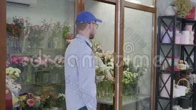 小生意，一个在花店工作的小女孩从送花的过程中送给一个男人一束美丽的鲜花