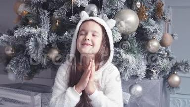小女孩在圣诞树下许愿