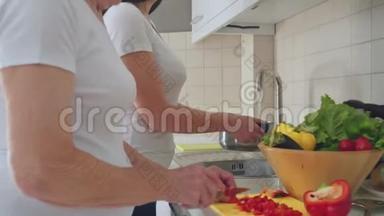 年轻的<strong>女人帮</strong>奶奶做饭。