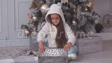 年轻女孩打开圣诞礼物时露出了惊讶的表情。
