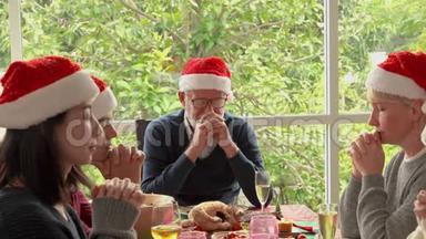 一家人在晚饭前祈祷圣诞节。 圣诞节概念，家庭日