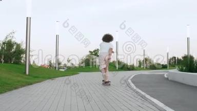 时髦时尚的年轻女子在公园里<strong>玩滑板</strong>