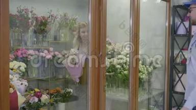 现代花店提供快速优质的花束从花店送出，送花员会检查订单
