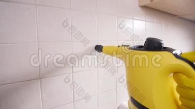 房屋清洁概念。 男士清洁厨房用蒸汽清洁剂