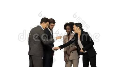 不同的成人商务人士<strong>携手合作</strong>，在白色背景下团队精神。