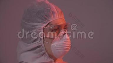 专业女医生戴着面具站在<strong>医院的</strong>房间里戴着眼镜。 保健概念。 实验室