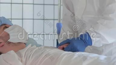 医生握着<strong>病人躺在</strong>医院的<strong>床上</strong>。