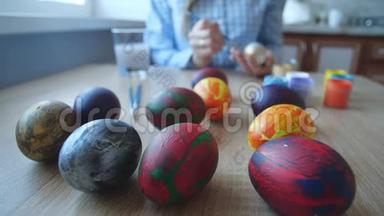 年轻女子喜欢在复活节彩蛋上画画。 复活节彩蛋节的象征意义