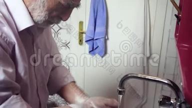 80岁的老人用冠状病毒<strong>正确洗手</strong>