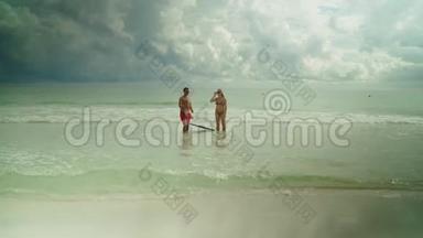 快乐的年轻家庭在巴拿马城海滩的海水中<strong>嬉戏</strong>