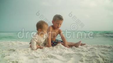 小可爱的宝贝女儿和她在海滩上的弟弟。 巴拿马城市海滩