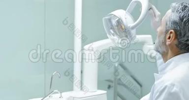 牙医在检查前打开灯。