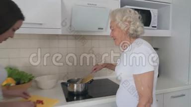 微笑的<strong>女人帮</strong>奶奶做饭。