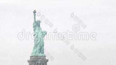 暴风雪中的自由女神像