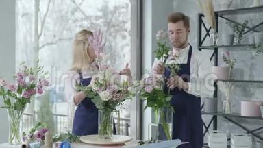 关系工作，年轻幸福的员工花店花店正努力创造美丽的花束