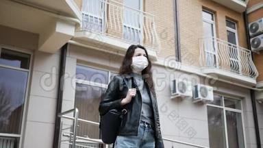4.戴着医用防护面罩的年轻女子站在家门口，由于流行冠状病毒，她不敢四处<strong>走动</strong>