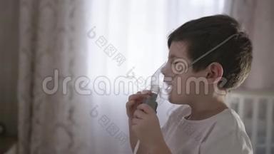 患病儿童在家中通过吸入面罩吸入，通过雾化器治疗气道炎症，防止流鼻涕