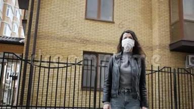 女人在<strong>城市</strong>里戴着防护面具，以<strong>防止</strong>空气污染和烟雾。 中国流行的2019-n型冠状病毒概念