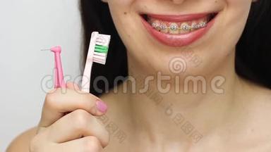 用牙套<strong>清洁牙齿</strong>的两种刷子。 美白后<strong>牙齿</strong>上的支架。 金属自配支架
