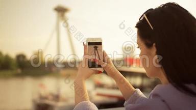 城市中使用智能手机慢动作高清视频的年轻女游客
