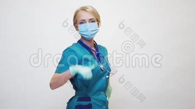 戴防护面罩和乳胶手套的女医生-大拇指朝上
