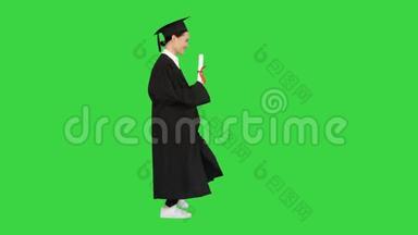 穿着毕业长袍的白人妇女在<strong>绿色</strong>屏幕上跳舞，ChromaKey。
