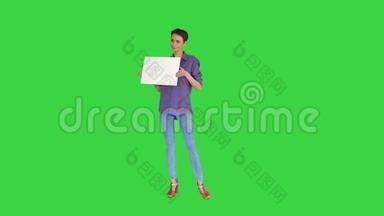 迷人的女人在绿色<strong>屏</strong>幕上显示空白的白色<strong>海报</strong>，色度键。