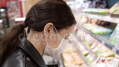在杂货店里戴着医用口罩的漂亮黑发年轻女人。 大流行病 选择产品