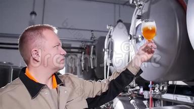 小企业和制造理念.. 啤酒厂在啤酒厂测试啤酒