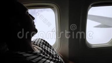 乘飞机看窗户的旅客，乘飞机旅行的旅客，坐飞机的旅客。