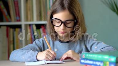 孩子在笔记本上写下解决问题的方法。一个情绪化的表情在你面前。特写镜头。