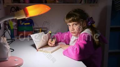 这个女孩做家庭作业，在画框里看起来很滑稽，显示出她看到了一切