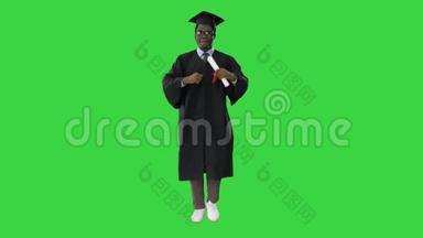 非裔美国学生在<strong>绿色</strong>屏幕上微笑，Chroma键。