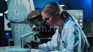 在实验室工作的科学家和学生。 医生带教实习生做血液分析研究.. 冠状病毒疫苗