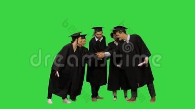 快乐的朋友毕业生携手合作，在绿色屏幕上建立一个友好的团队，Chroma键。